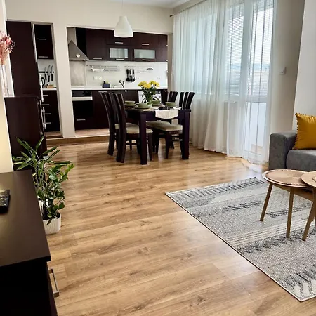 Апартаменти Spacious And Stylish Near The Center
