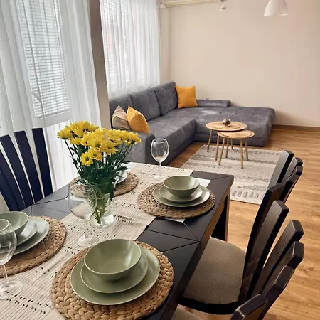 Spacious And Stylish Near The Center Апартаменти *