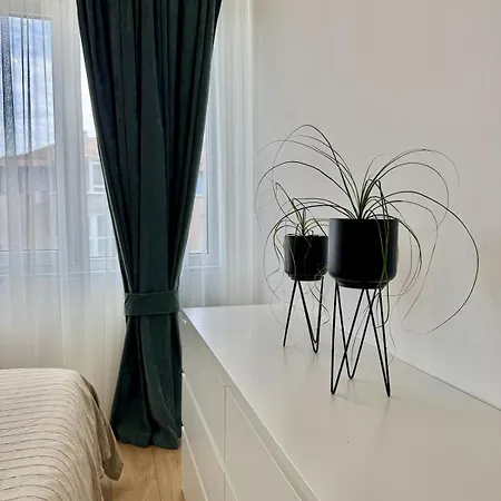 Апартаменти Spacious And Stylish Near The Center