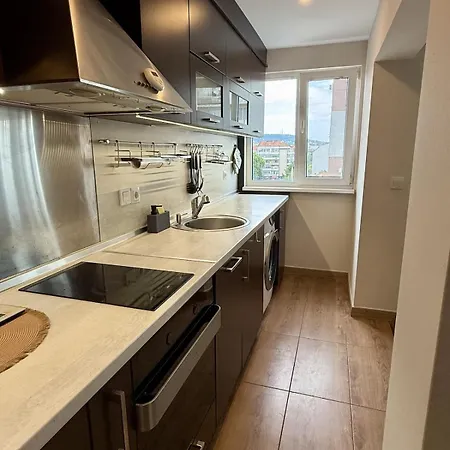 Апартаменти Spacious And Stylish Near The Center *