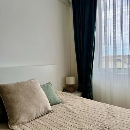 Апартаменти Spacious And Stylish Near The Center